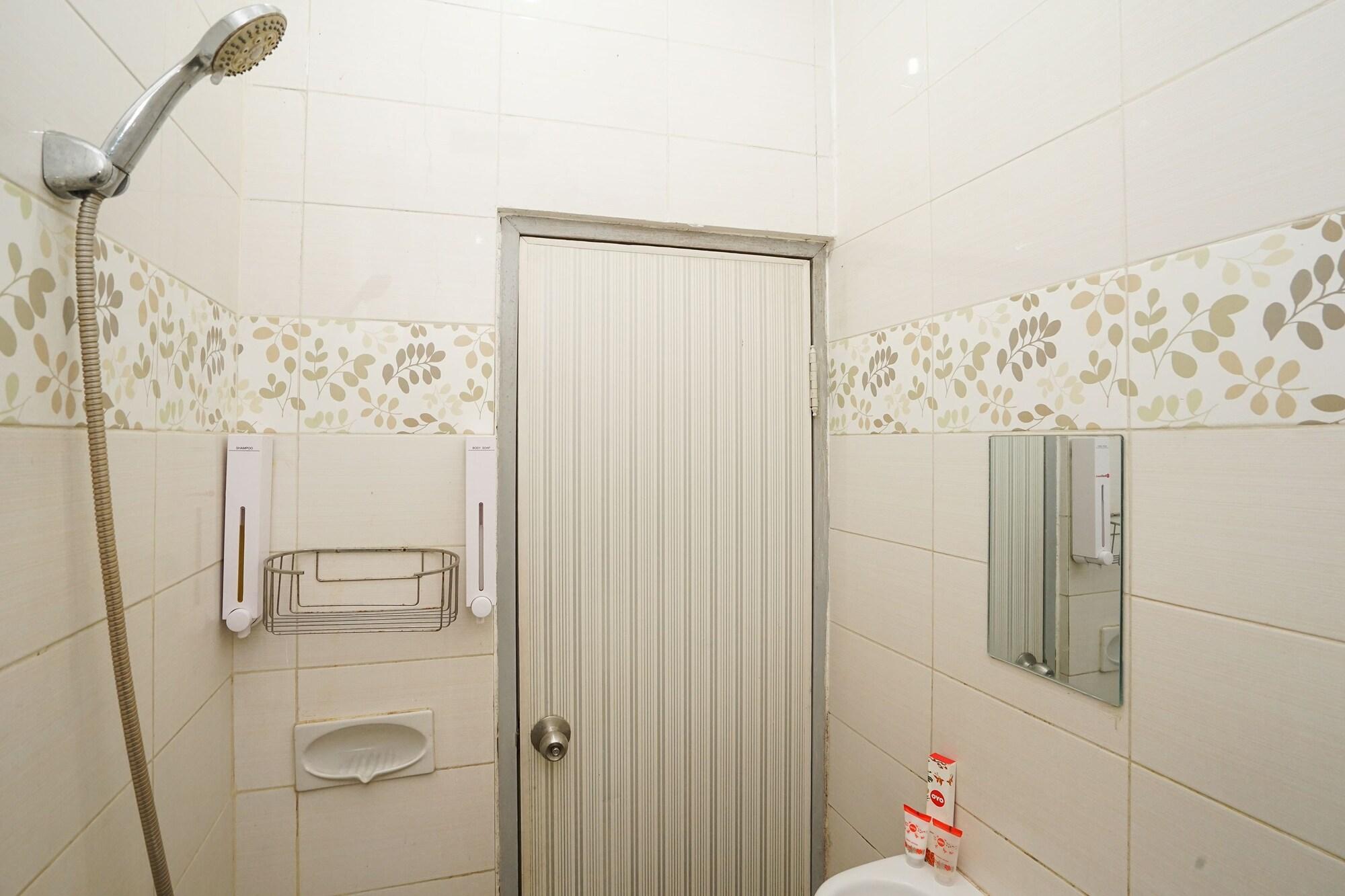 Oyo 450 Semampir Residence Surabaya Exterior photo